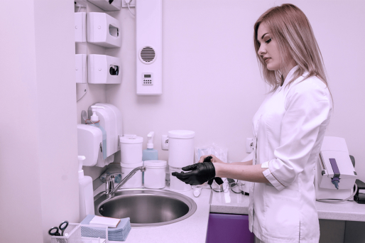 Diş laboratuvarı Bir lavabonun üzerinde çalışan tıbbi asistan.