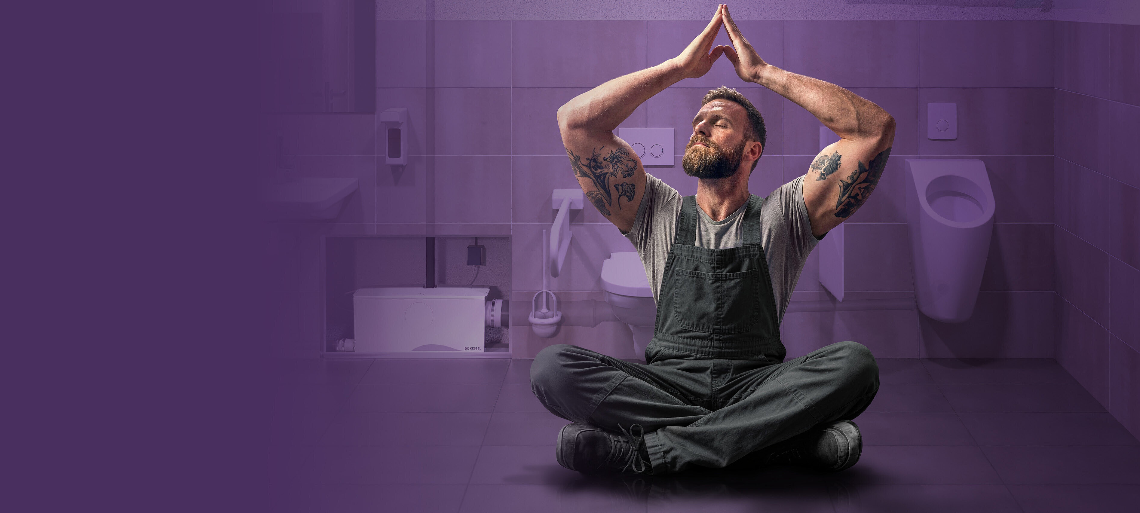 Çift güvenlik sayesinde rahatlayın Ticari bir tuvalette rahat bir şekilde oturan bir zanaatkar; arka planda çift kaldırma sistemi görünüyor.