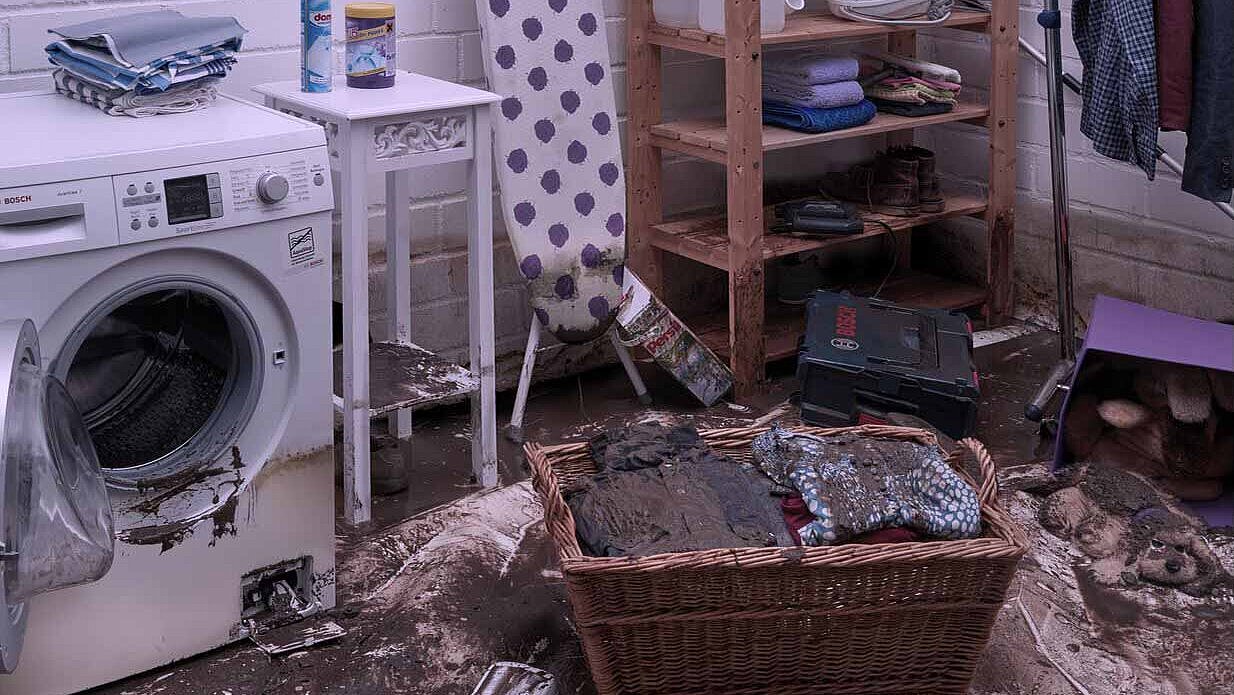 Geri akış önleyici vanaya sahip bodrum katı süzgeçleri, bodrum katını geri akış hasarına karşı korur.