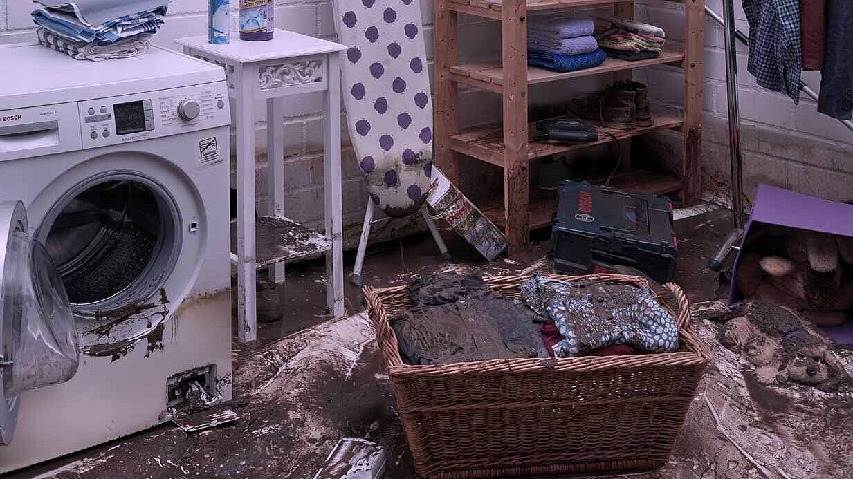 Çamaşır odasındaki hasar Kirli çamaşır sepeti ve çamaşır makinesinin bulunduğu çamaşır odası.
