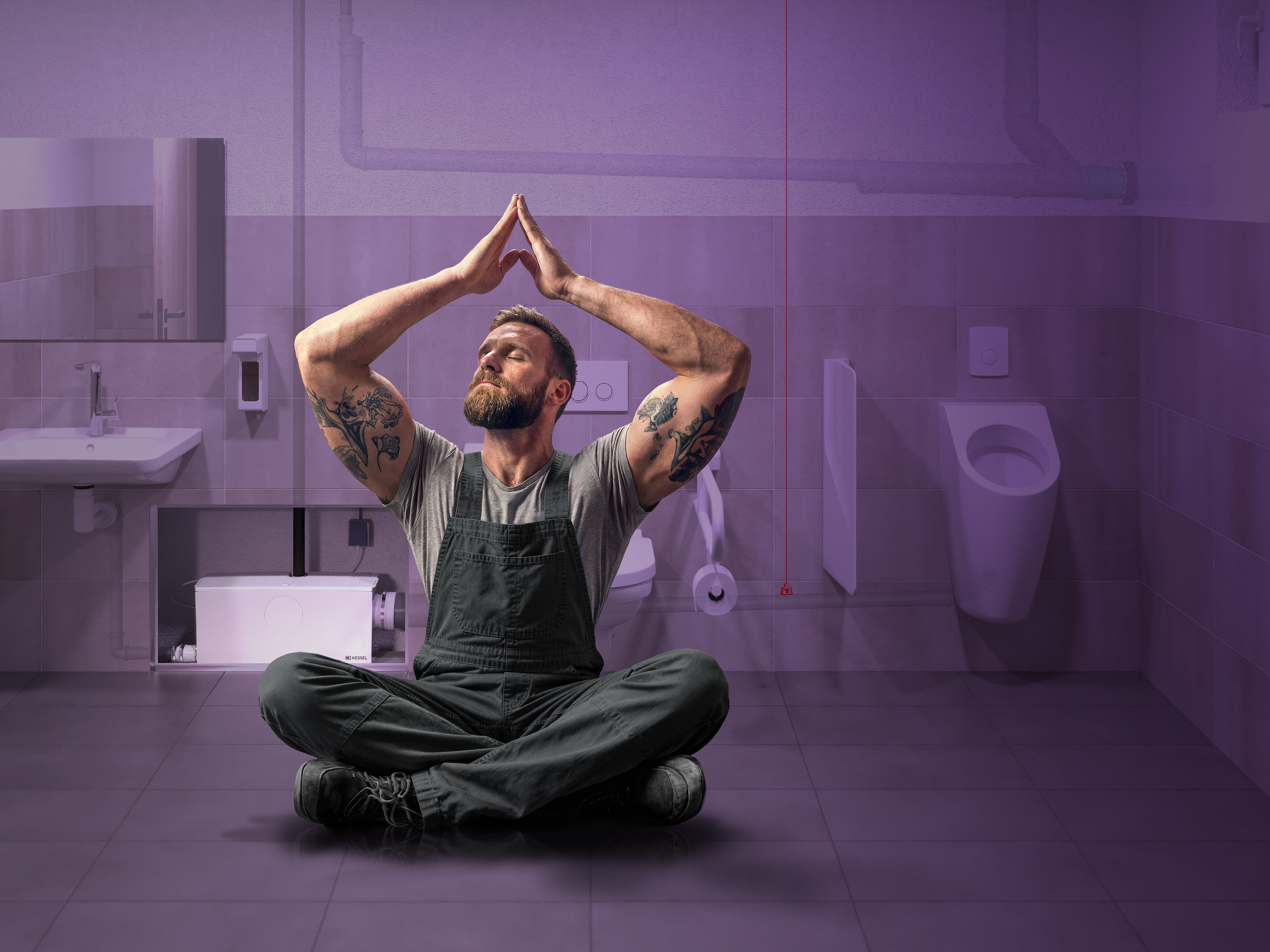 Çift güvenlik sayesinde rahatlayın Ticari bir tuvalette rahat bir şekilde oturan bir zanaatkar; arka planda çift kaldırma sistemi görünüyor.