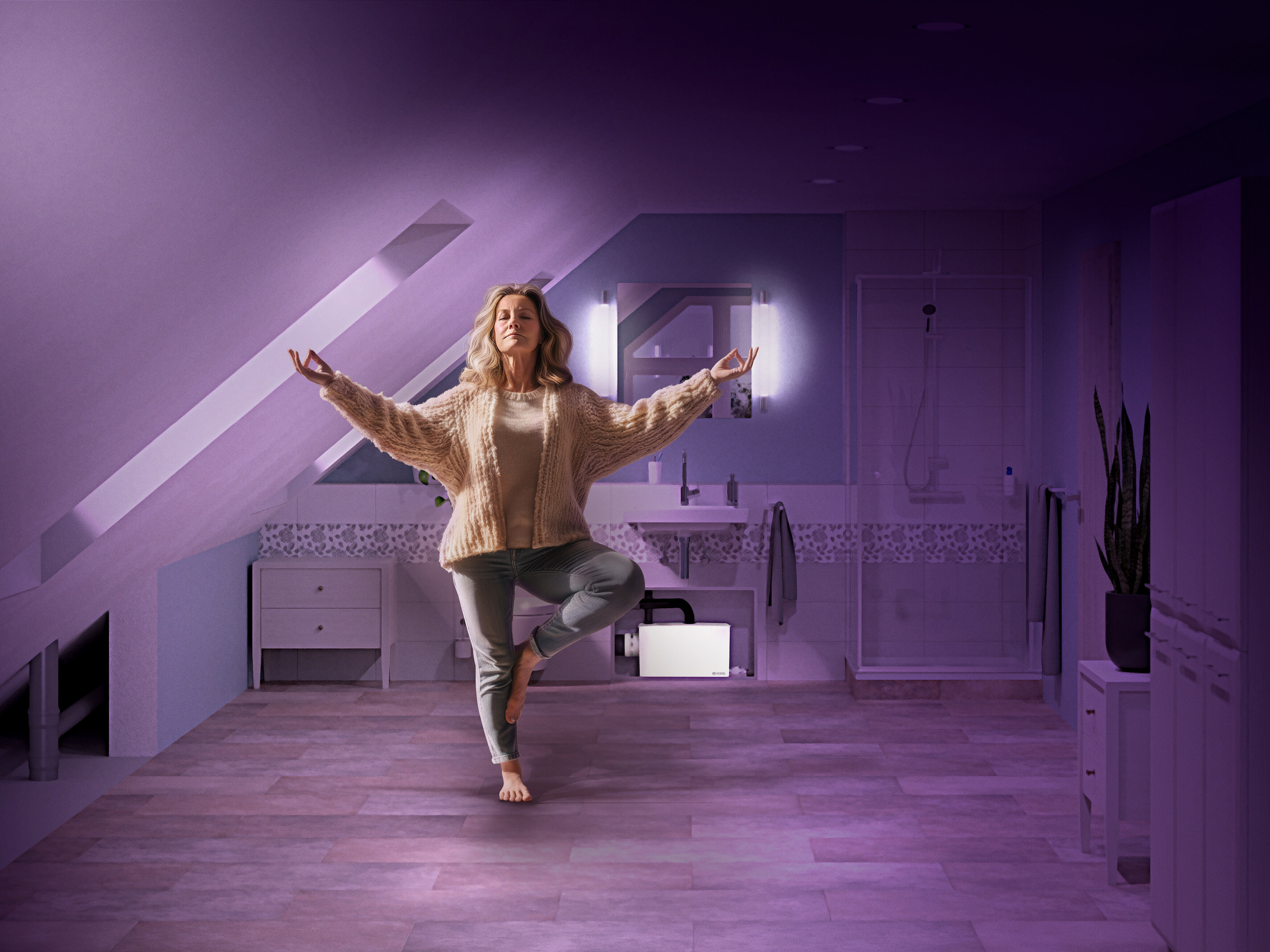 O kadar küçük ki, her lavabonun altına sığar Bir kadın banyoda yoga yapıyor; arka planda yerden tasarruf sağlayan ve göze çarpmayan bir küçük kaldırma sistemi monte edilmiş.