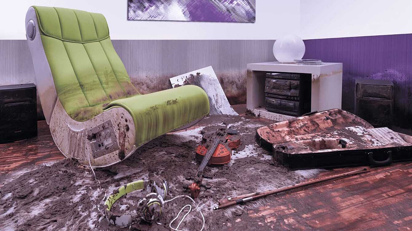 Bir geri akış olayından sonra kirlenmiş oda